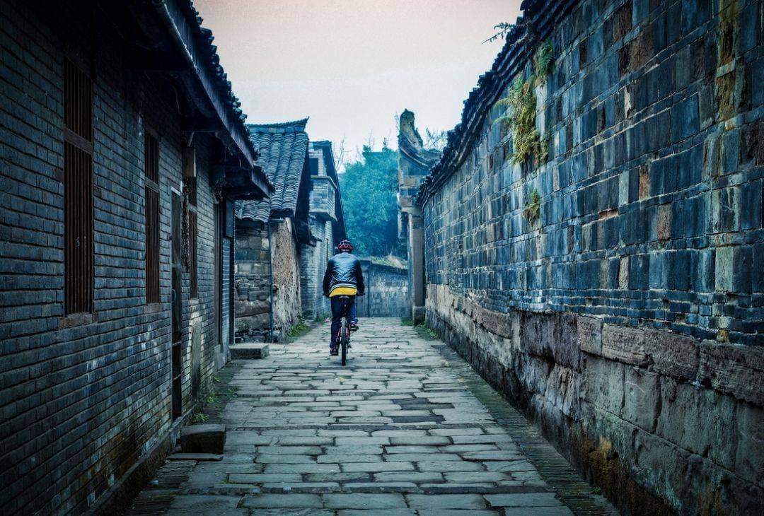 疑问已答 | 广州女大学生遭坠楼男子砸中截瘫,该女子可以要求怎样的赔偿? 问题解答平台